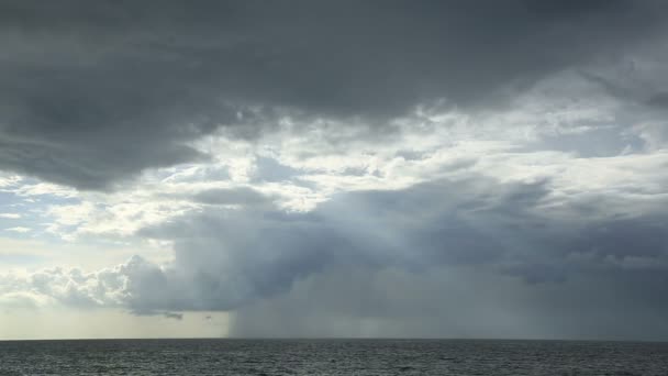 Nubes oscuras sobre el paisaje marino — Vídeos de Stock