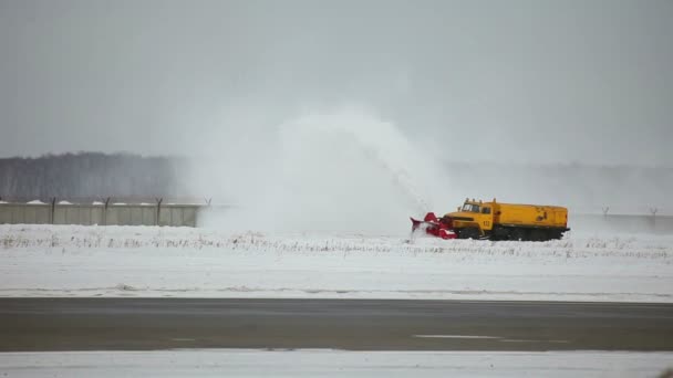 Auto čištění silnice od sněhu — Stock video