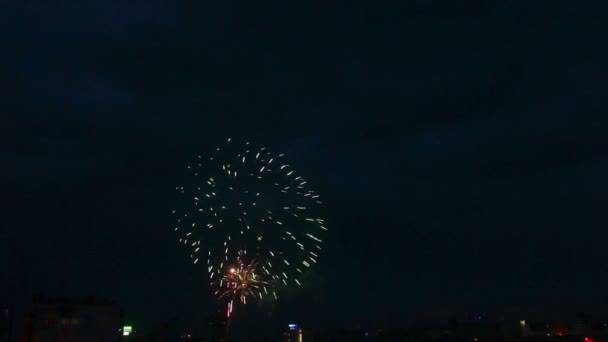 Fireworks flashing in the night sky. Time-lapse. — Stock Video