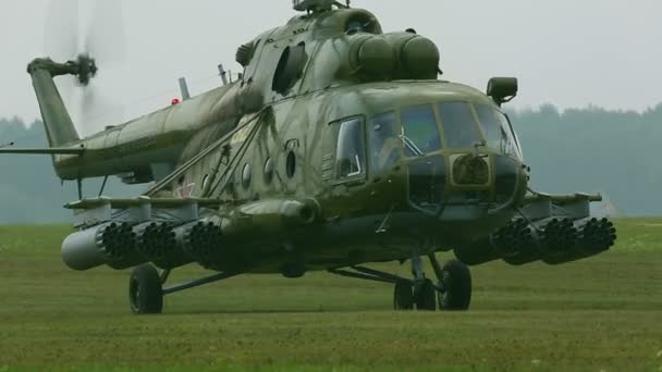 Mil mi-8 rosyjski wojskowy helikopter kołowania na lotnisku. — Wideo stockowe