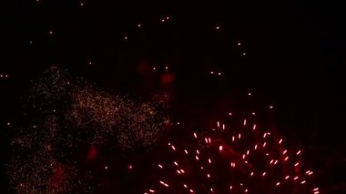 yanıp sönen gece gökyüzünde havai fişek.