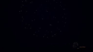 yanıp sönen gece gökyüzünde havai fişek.
