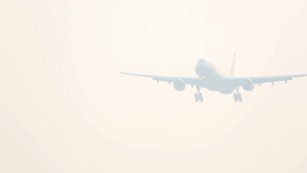 Avión volando en niebla — Vídeo de stock