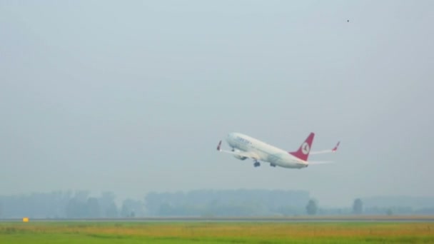 Flugzeug hebt am Flughafen ab — Stockvideo