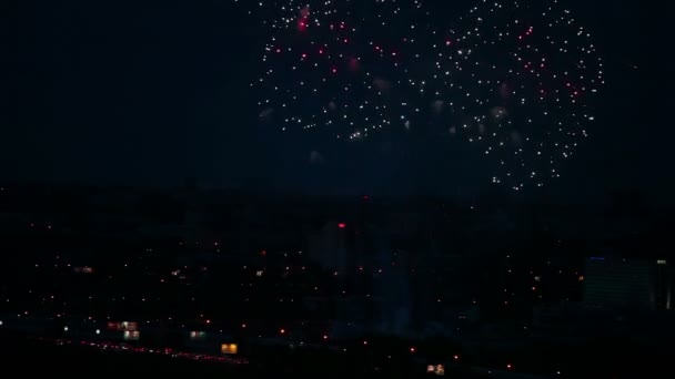 Vuurwerk boven een stad — Stockvideo