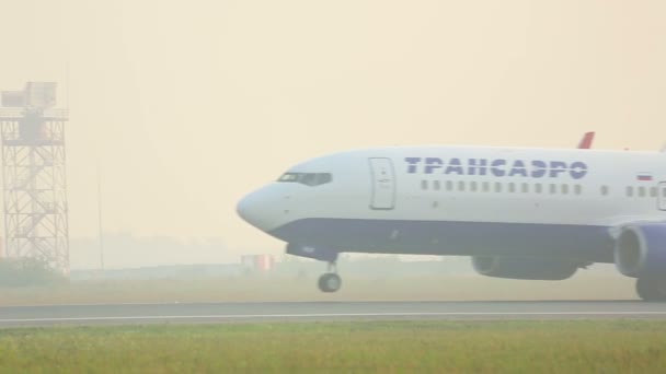 Avión a partir de pista — Vídeo de stock