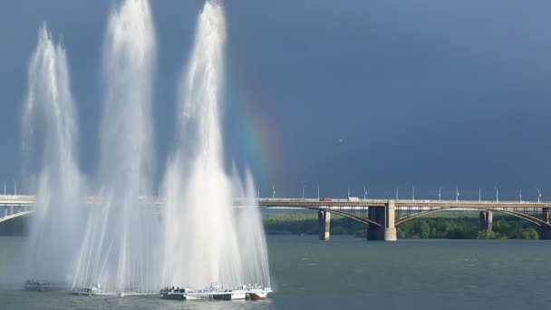 Arco iris colgando sobre la fuente del río . — Vídeo de stock