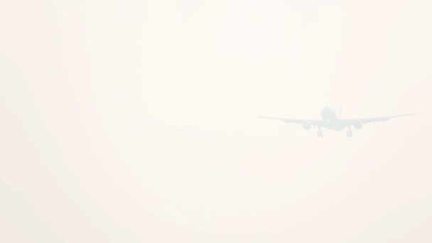 Aterragem na névoa . — Vídeo de Stock
