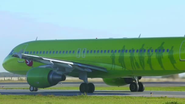 Taxiing avión de pasajeros — Vídeos de Stock