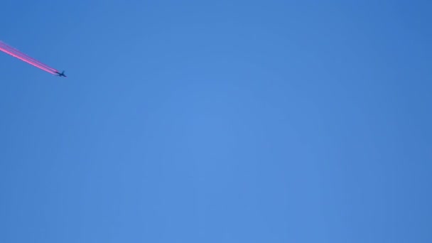ピンクの飛行機雲 — ストック動画