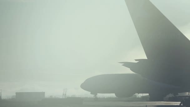 Туманное утро в аэропорту . — стоковое видео
