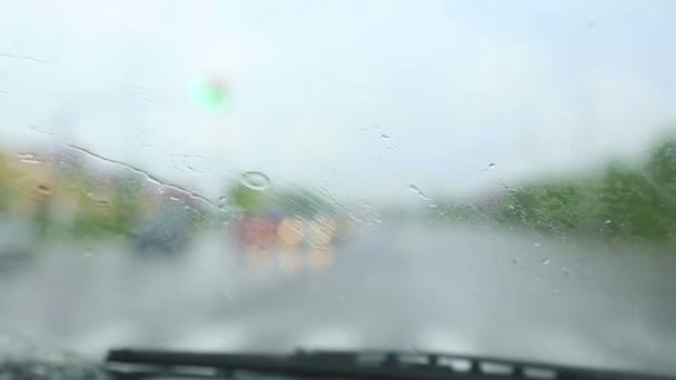 Conducir bajo la lluvia — Vídeo de stock