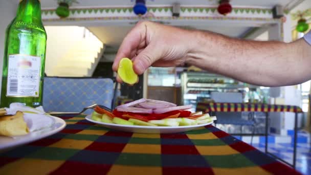 Ensalada con aliño de limón — Vídeos de Stock