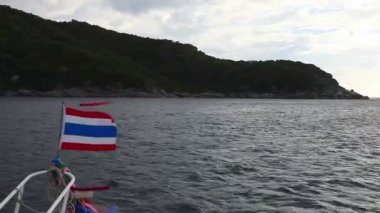 Tayland bayrağı ile tekne Önden Görünüm