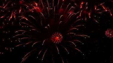 yanıp sönen gece gökyüzünde havai fişek