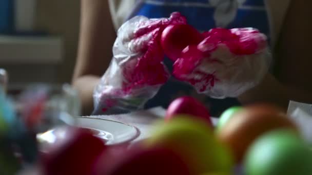 Окраска пасхальных яиц — стоковое видео