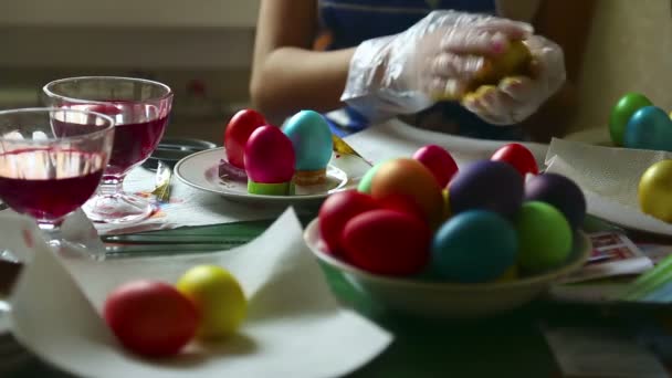 Coloring easter eggs — Stock Video