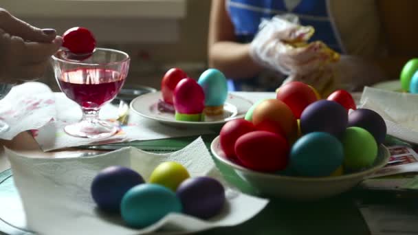 Colorir ovos de Páscoa — Vídeo de Stock