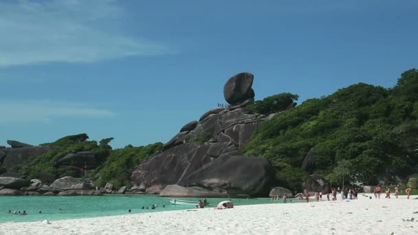 Zeil rots onsimilan strand — Stockvideo