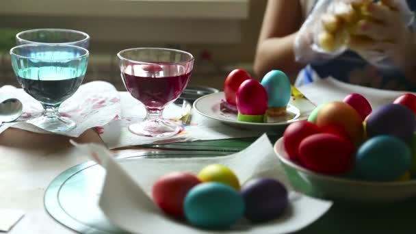 Coloring easter eggs. — Stock Video