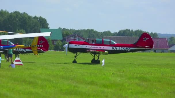 Ljus sport flygplanet yak-52 efter airshow — Stockvideo