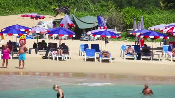Lidé odpočinku na pláži — Stock video