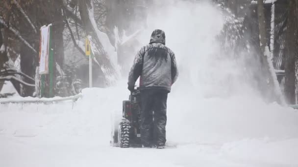 Homem operando ventilador de neve no inverno — Vídeo de Stock