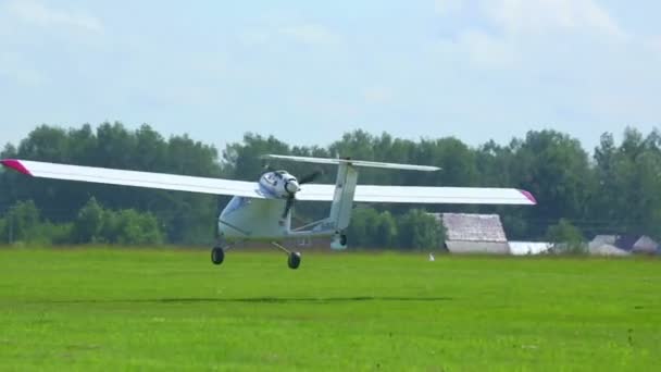 Aviones monomotores ligeros que actúan en el Mochishe Airshow — Vídeos de Stock