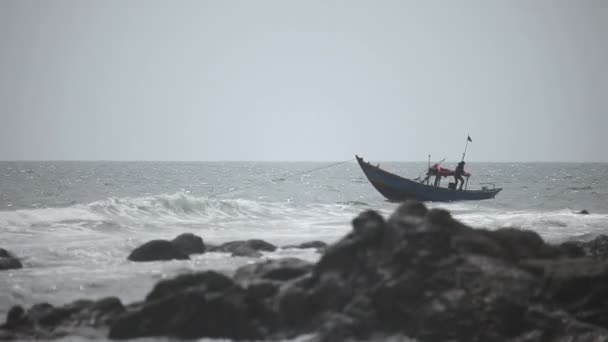 Bateau de pêche en mer . — Video