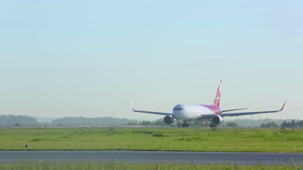 Flugzeug auf dem Flugplatz — Stockvideo