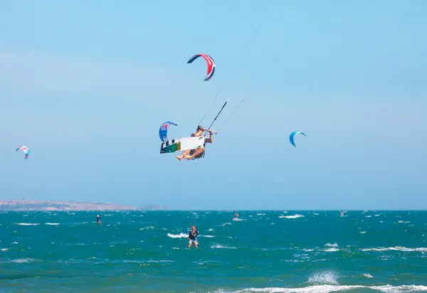 Kitesurfare ridning vågor — Stockfoto