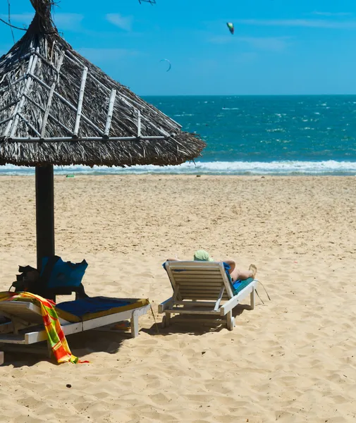 Op het strand — Stockfoto