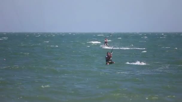 Kite surfistas — Vídeo de Stock