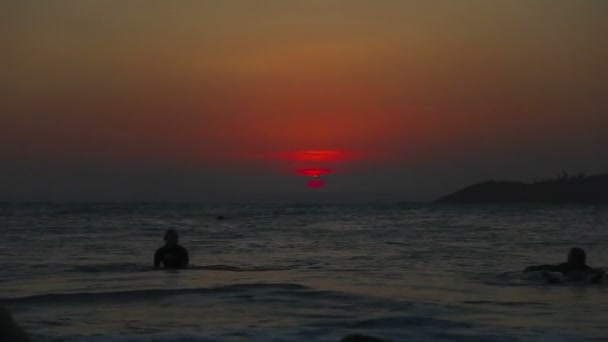 Nadar ao entardecer — Vídeo de Stock