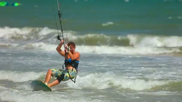 Człowiek kite surfingu — Wideo stockowe