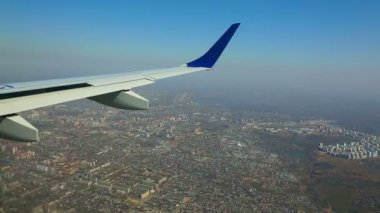 şehrin üzerinde uçan