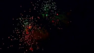 Gece gökyüzünde havai fişekler.