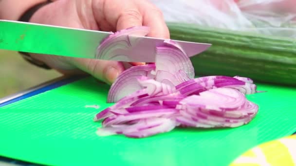 Krojenie cebuli przez nóż — Wideo stockowe