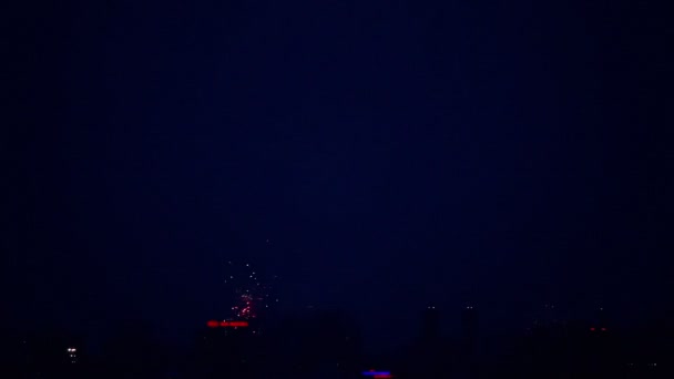 Fajerwerki na nocnym niebie. — Wideo stockowe