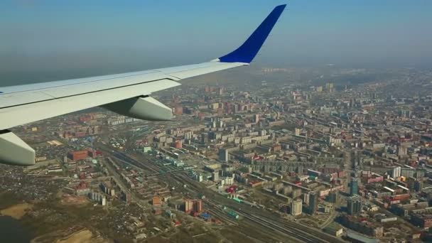Летающие над городом — стоковое видео