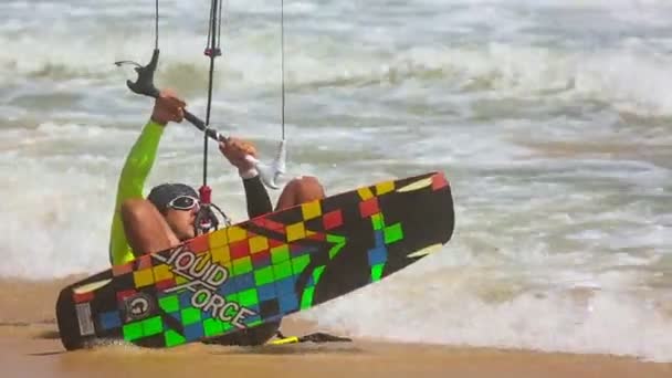 Ember szörfözik a hullámokon — Stock videók