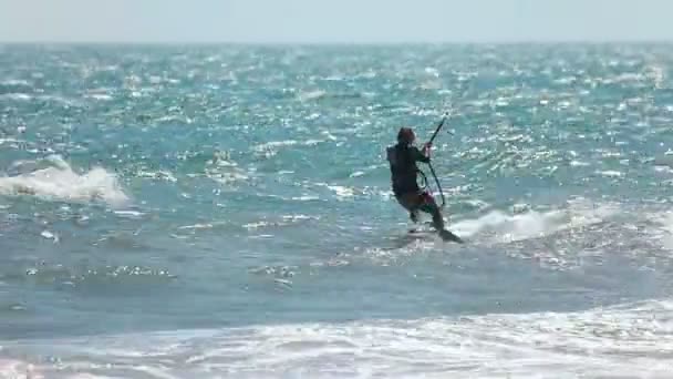 Homem surfando nas ondas — Vídeo de Stock