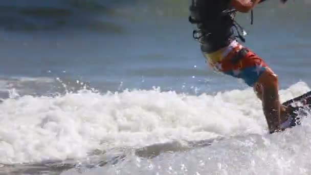 Muž surfující na vlnách — Stock video