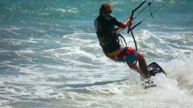 Dalgalarda sörf yapan adam