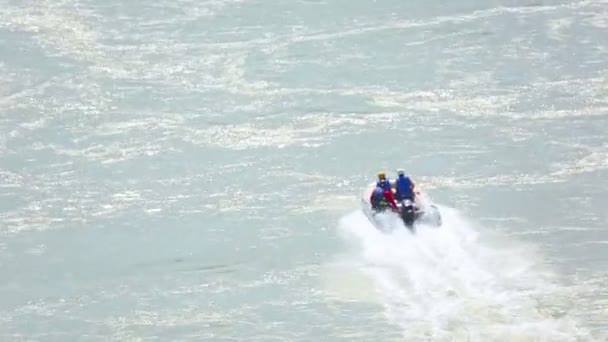 Snelheid boot op de rivier — Stockvideo