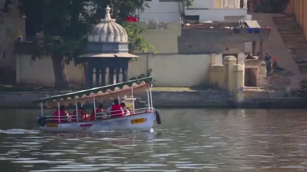 Boat on lake — Stock Video