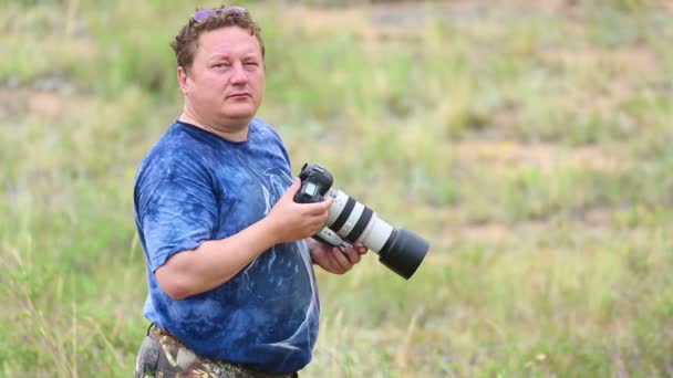 Fotógrafo com câmera — Vídeo de Stock