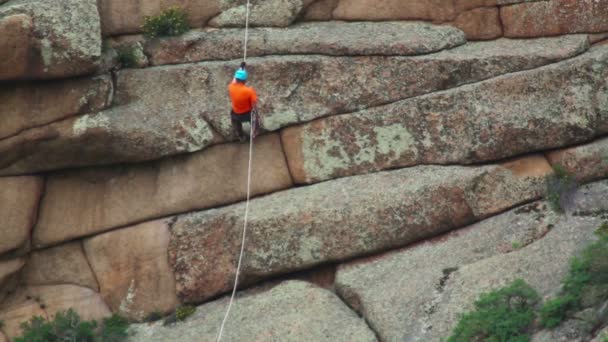 Escalador de rocas — Vídeo de stock