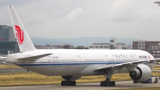Boeing Air China puxa um trator — Vídeo de Stock