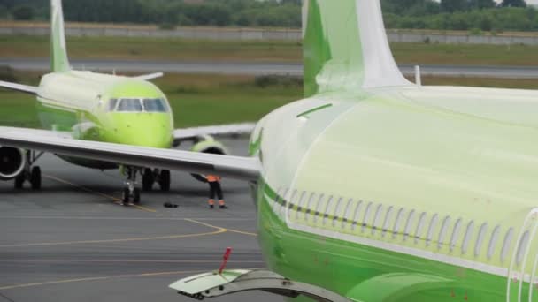Самолеты S7 Airlines в аэропорту — стоковое видео